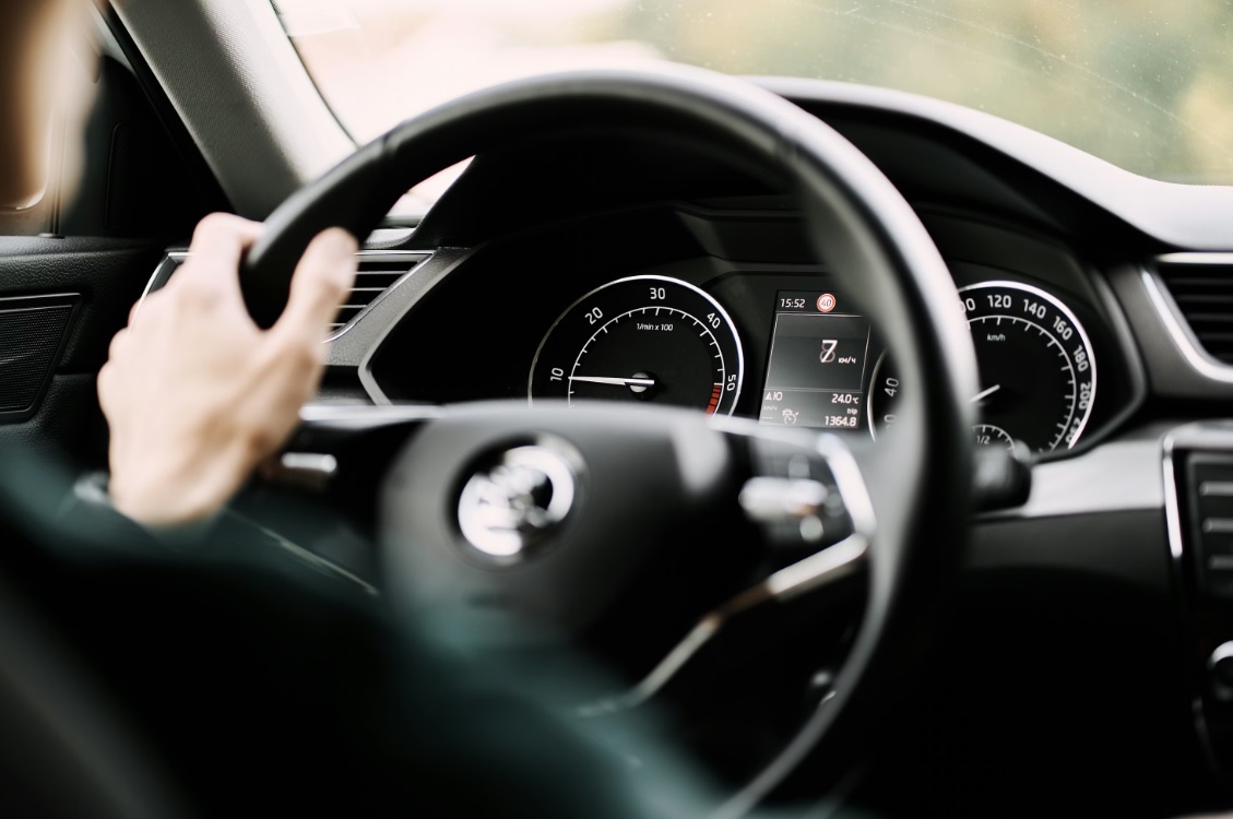 Miért húz az autó jobbra? – 8 gyakori ok és a megoldás